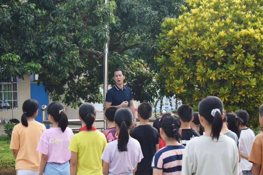 富时中国A50指数期货止跌转涨。